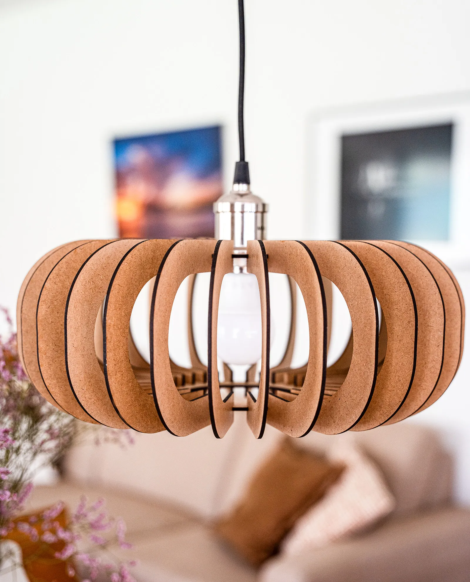 Pendelleuchte aus Holz in einem weißen Wohnzimmer im skandinavischen Stil – nachhaltige Beleuchtung für ein modernes und umweltfreundliches Interieur