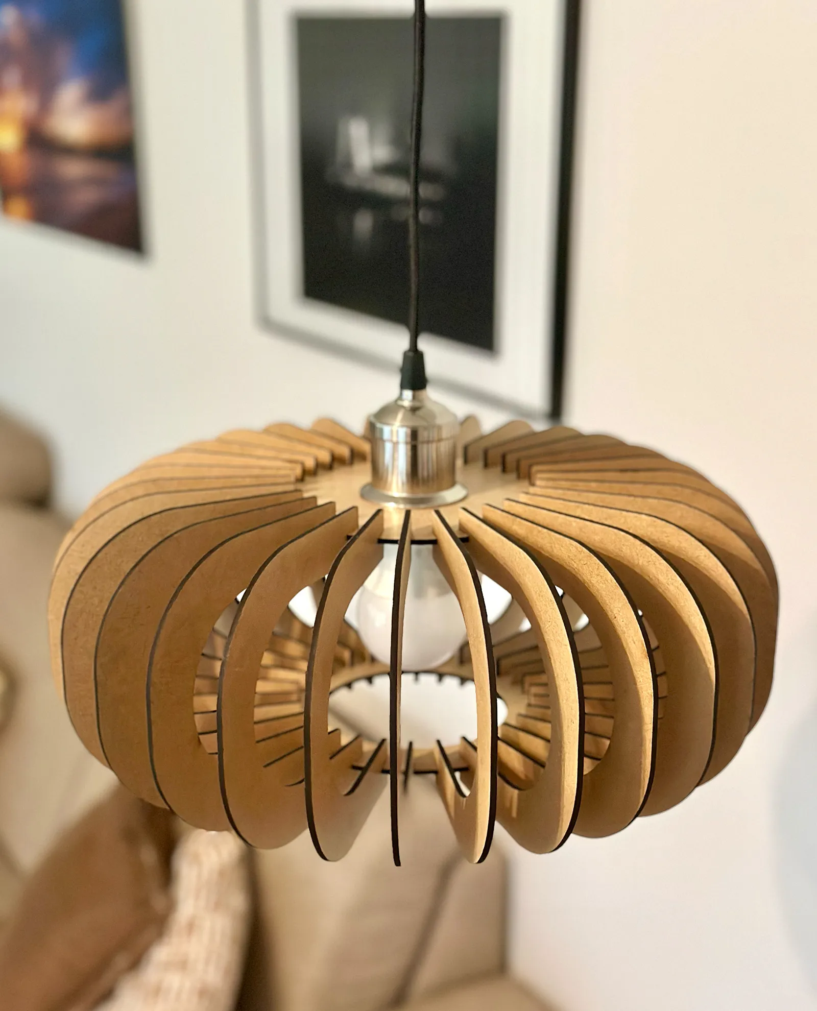 Umweltfreundliche Holz-Pendelleuchte in einem skandinavisch inspirierten weißen Wohnzimmer – modernes und nachhaltiges Design für ein zeitgemäßes Zuhause