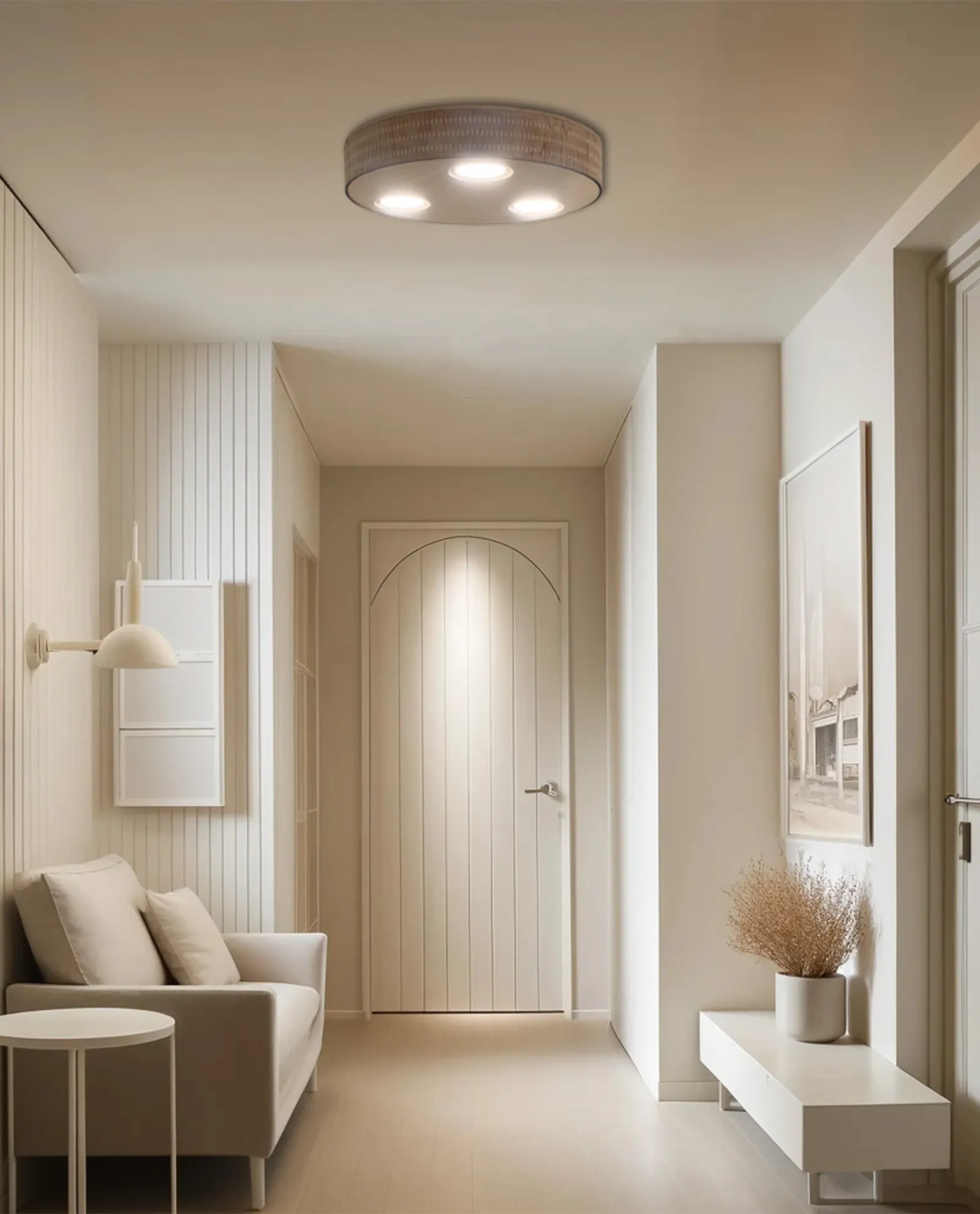 Minimalistische Holzleuchte mit runder Form, perfekt integriert in den weißen Flur eines modernen Interieurs, sorgt für weiches, natürliches Licht